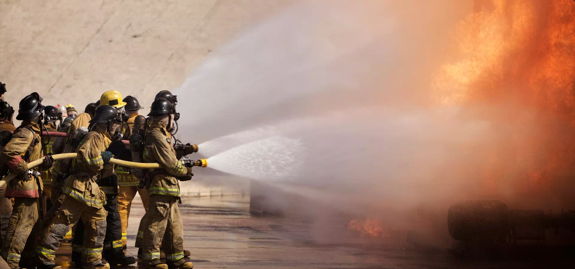 strażacy gaszący pożar